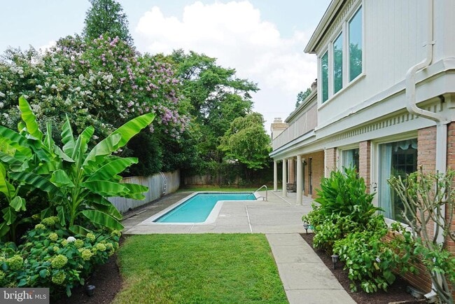 Foto del edificio - 6209 Stoneham Ln