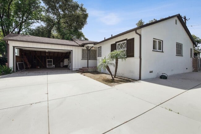 Building Photo - 523 Larkin Dr