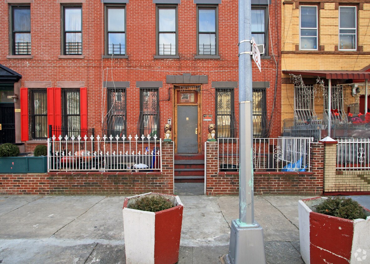 Building Photo - 884 Madison St