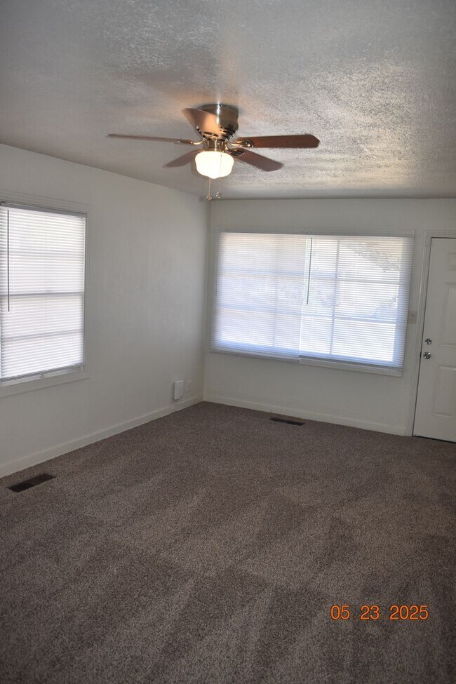 Foto del edificio - Charming Three Bedroom Home with New Carpe...