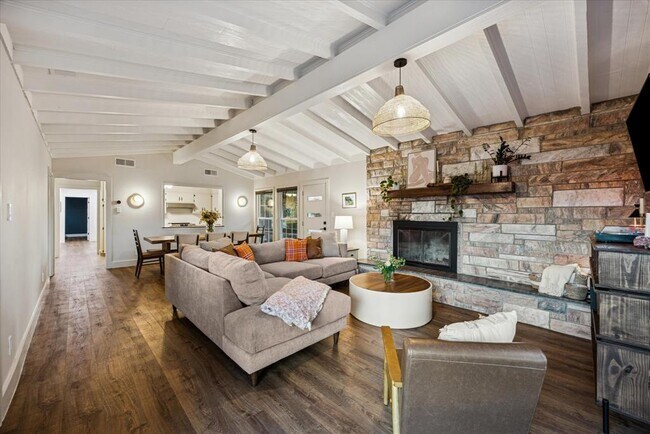 Foto del edificio - 6407 Lynn Ln