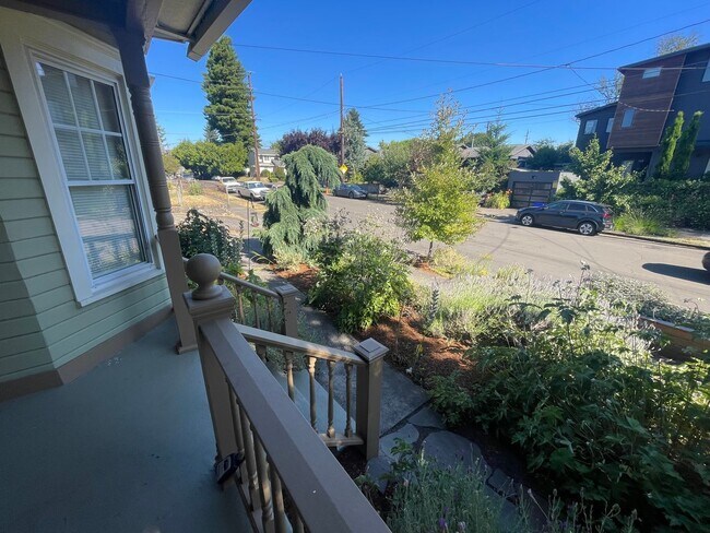 Building Photo - Stunning 3 bedroom/ 2 bath Victorian 2 sto...