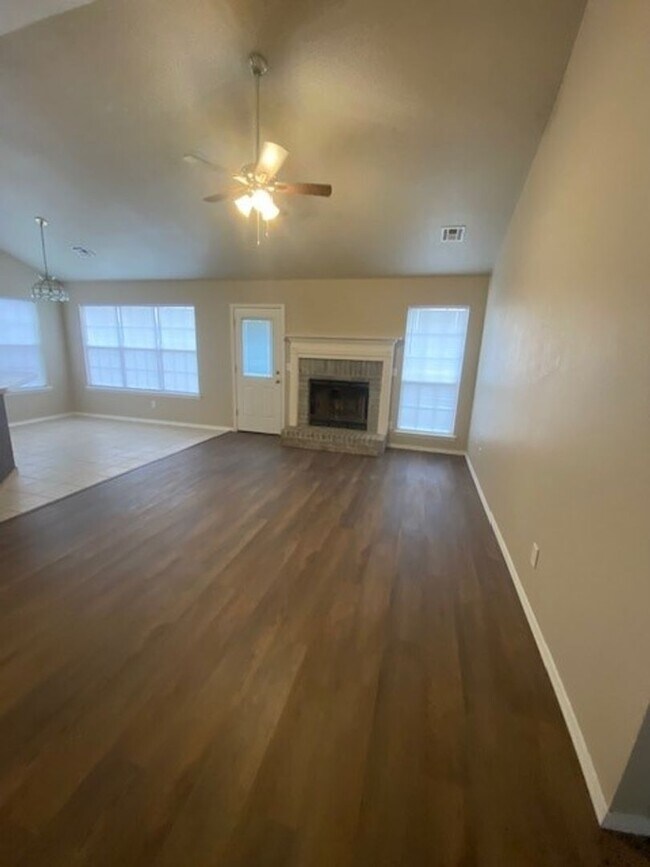 Foto del edificio - One story 3 bed 2 bath 2 car garage in Cla...