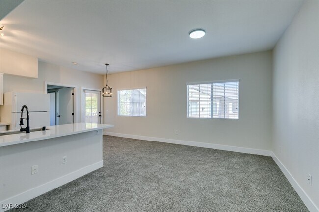Building Photo - 3400 Cabana Dr