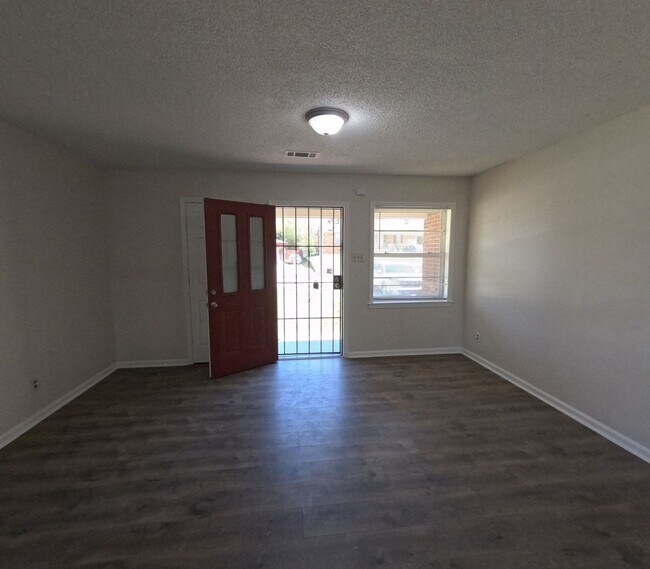 Foto del edificio - Large 4 bed 2.5 Bath Home