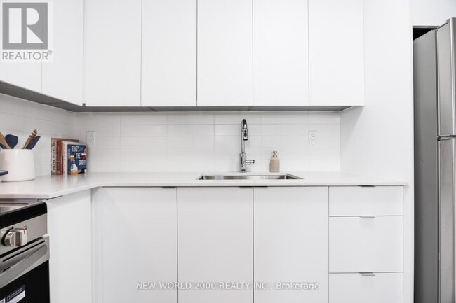 Building Photo - 101 Roehampton Ave