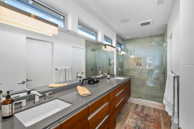 Master Bath - 4473 Algeciras St