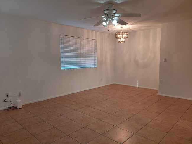 El comedor - 1943 S Alta Vista Cir