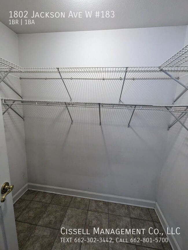 Building Photo - 1802 Jackson Ave W #183