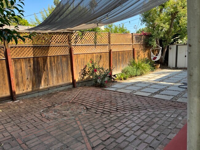 Foto del edificio - 1346 S Cloverdale Ave