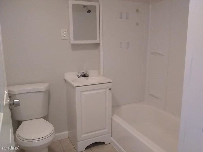 Building Photo - 2 br, 1 bath Apartment - 5B Maple St