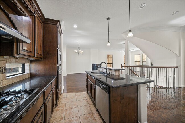 Building Photo - 7130 Laguna Villas