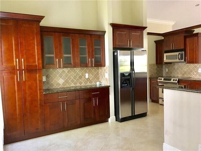 Building Photo - 9415 Sun Pointe Dr