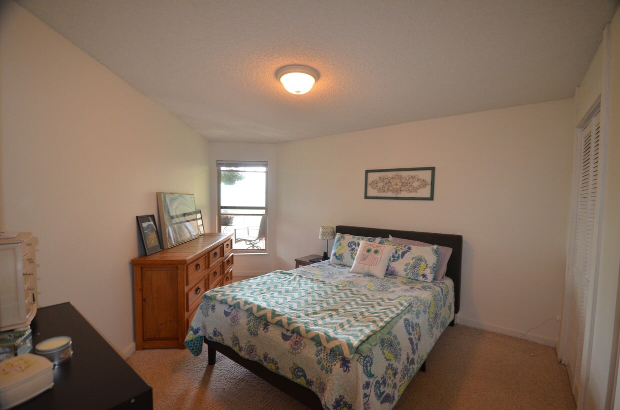 Foto principal - Updated Unit! Great Views! Year lease!
