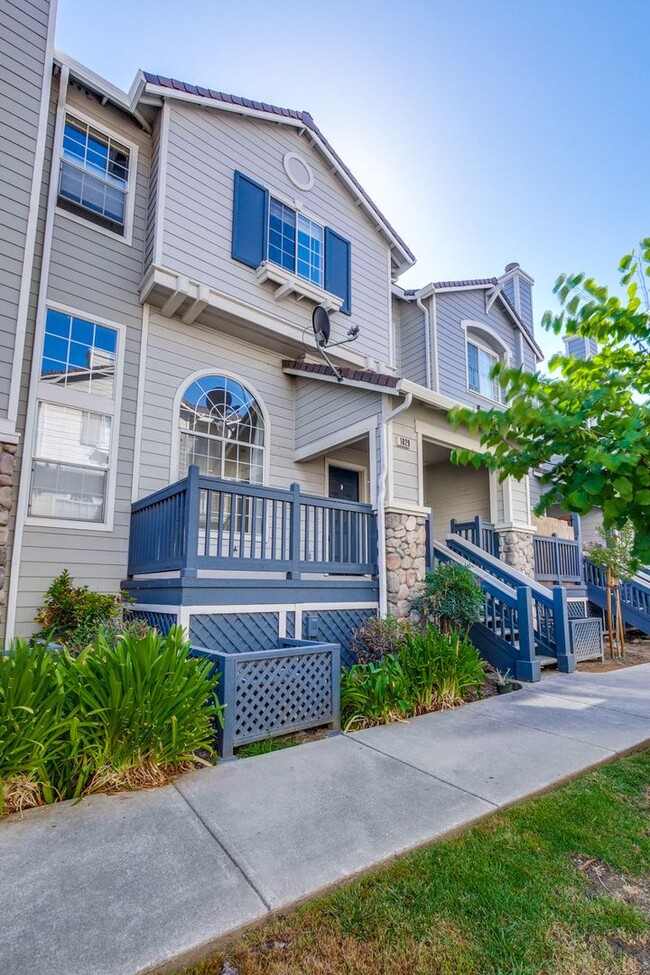 Building Photo - Excellent 3 Bed 2.5 Bath Town Home!