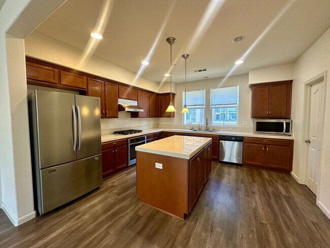 Building Photo - Spacious 3 Bedroom 2.5 Bath in HAYWARD!
