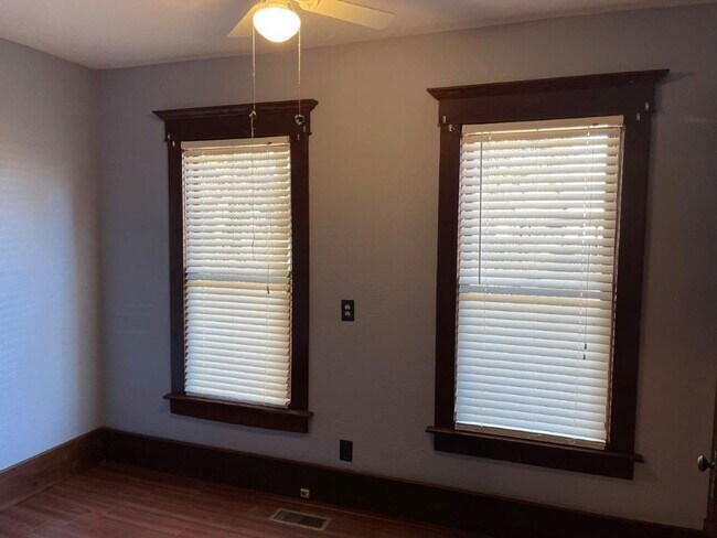 Foto del edificio - 3 bed 1 bath, country character and historic charm, Large shop, upstairs bonus room ,lots of uniq...