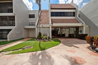 Building Photo - 303 Racquet Club Rd