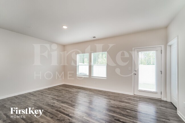 Building Photo - 2035 Cypress Village Dr NW