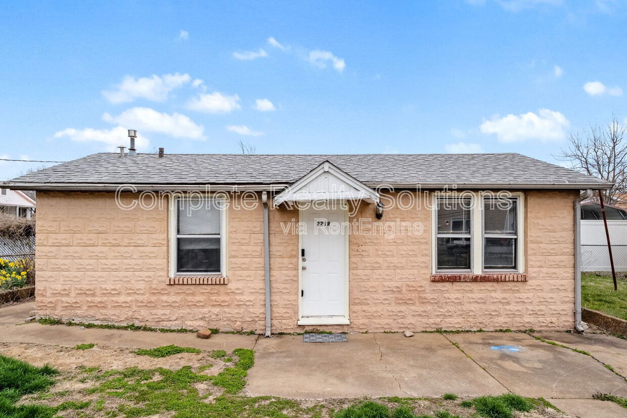 Primary Photo - 221 W Felton Ave