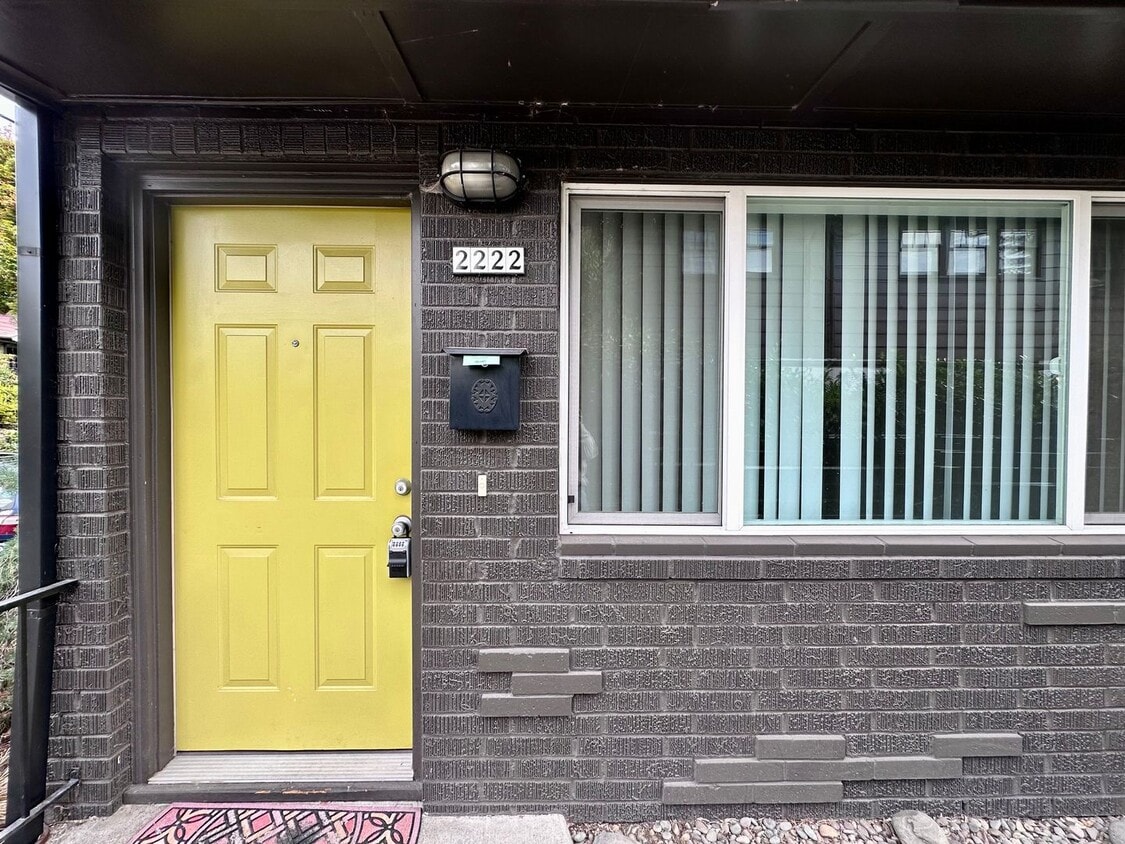 Primary Photo - Charming 2-Bedroom Townhome in Sullivan's ...