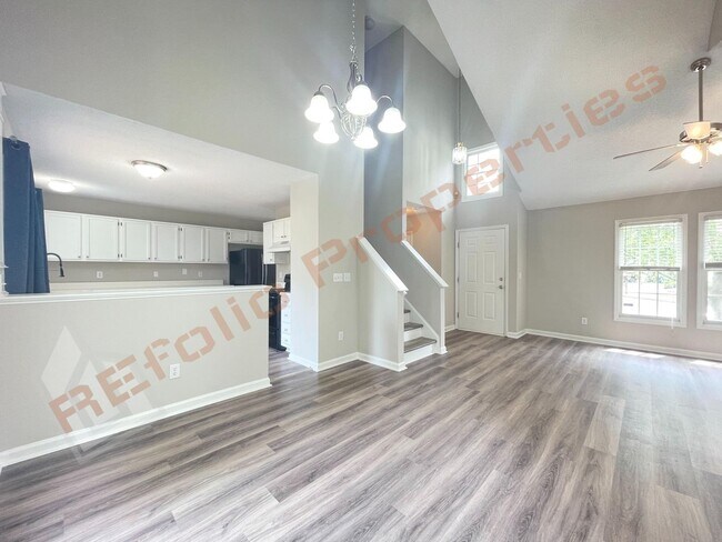 Foto del edificio - 537 Mountain Lake Dr