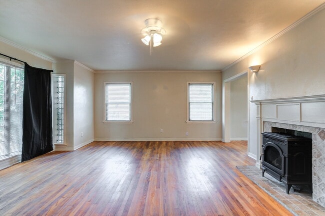 Building Photo - Pre-lease 2026! Corner lot house with Large bedrooms