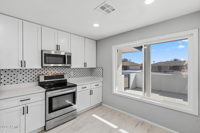 Building Photo - 16817 N Meadow Park Dr