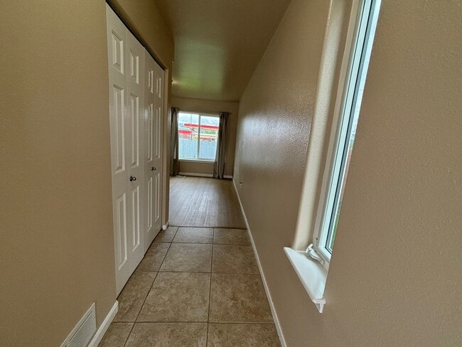 Foto del edificio - 8819 Lakehurst Dr