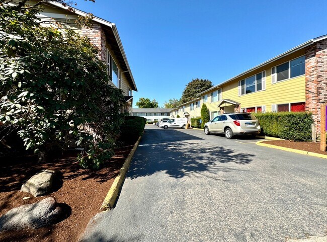 Foto del edificio - **$750 DEPOSIT & FREE FIRST MONTH'S RENT** Hudson Court - Spacious Main Floor Unit~ Great Natural...
