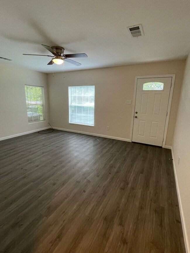Foto del edificio - Available Now! Updated 4BR Home with Large Yard, Storage Shed & Modern Finishes