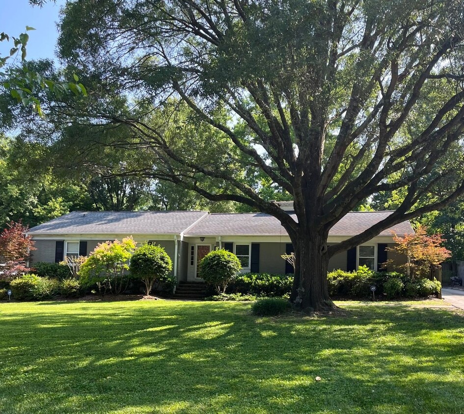 Primary Photo - Charming 4-Bedroom Home with Screened Porc...