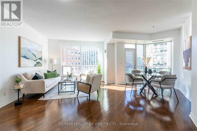 Photo du bâtiment - 300 Bloor St E