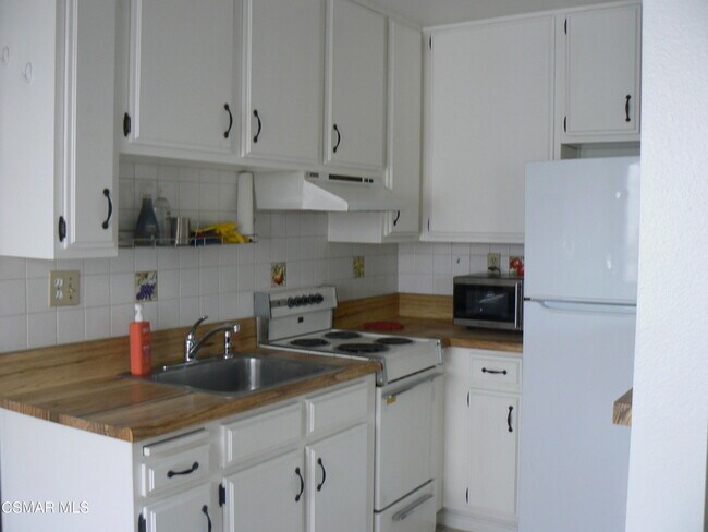 Foto del edificio - 5800 Kanan Rd