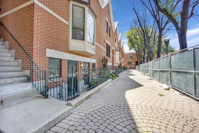 Building Photo - 711 S Ashland Ave