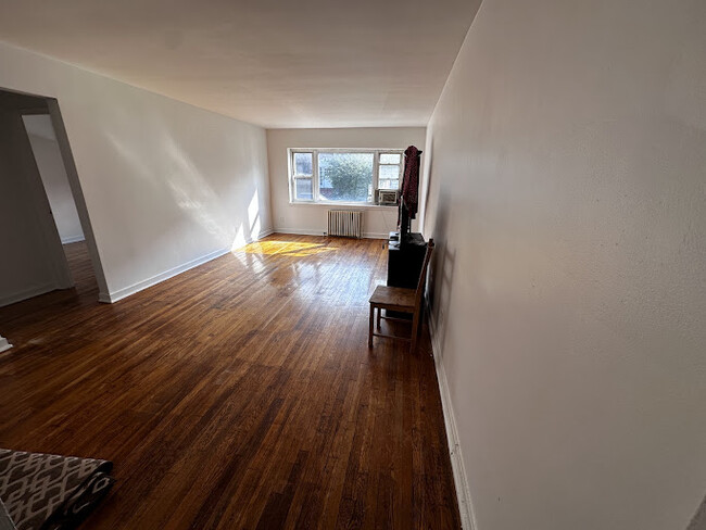 Large Living room - 40 Glenwood Ave