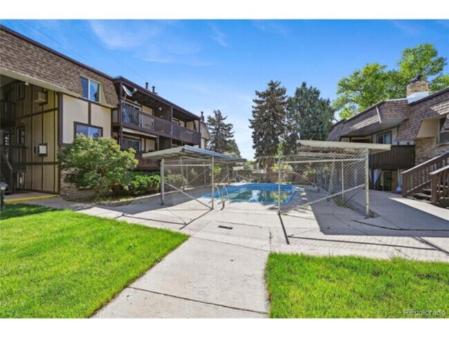 Foto del edificio - 1390 Everett Ct