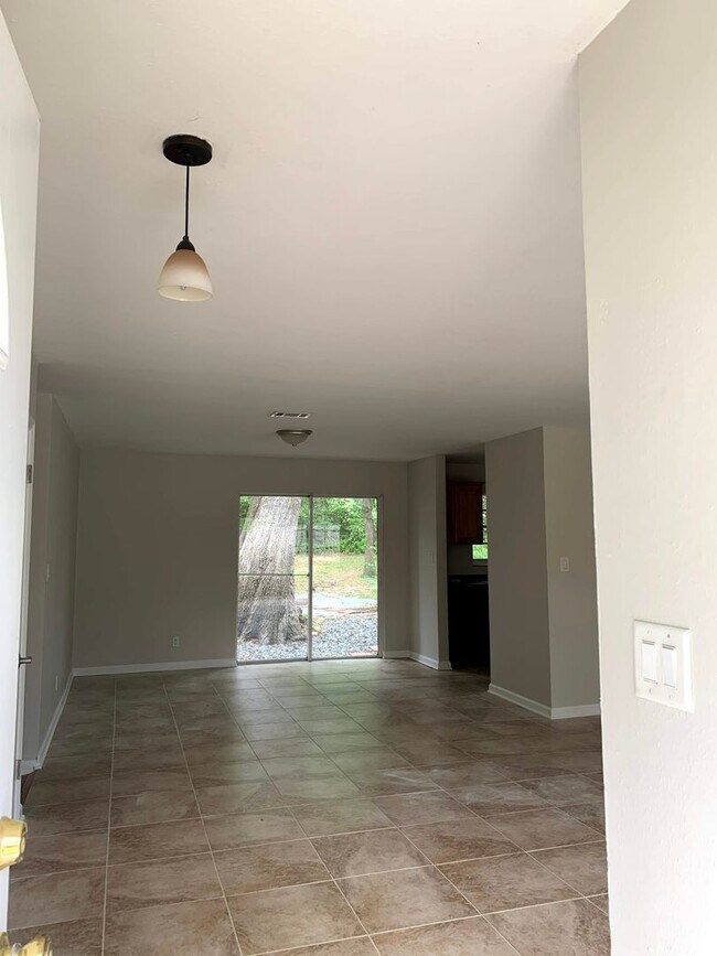 Foto del edificio - Spacious Three Bedroom, Two Bath Beautiful...