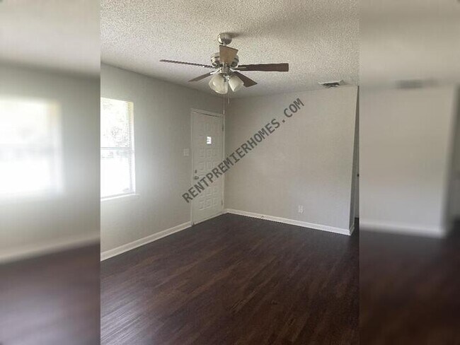 Foto del edificio - 9411 Woodford Dr