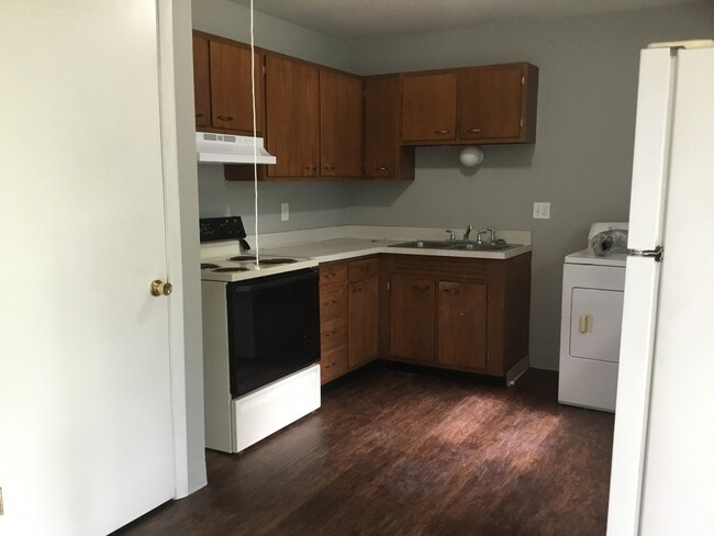 Building Photo - 3 bed 1 bath house with Fenced in Back Yar...