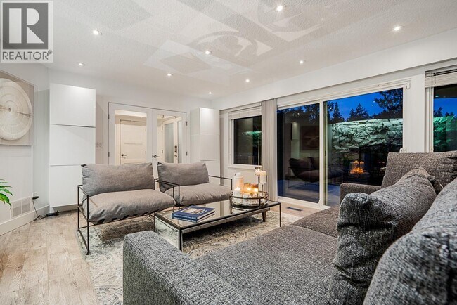 Photo du bâtiment - 6446 Marine Dr