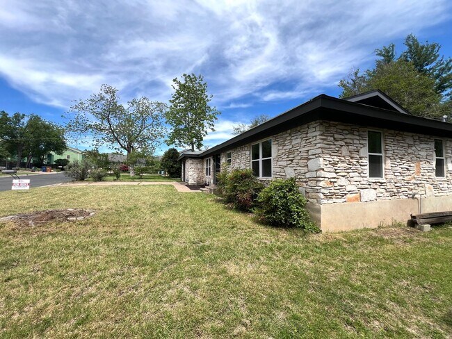 Building Photo - 3 Bedroom 2 Bath Single Story House for Re...