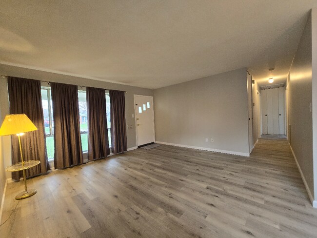 Building Photo - 367 Laurel Dr