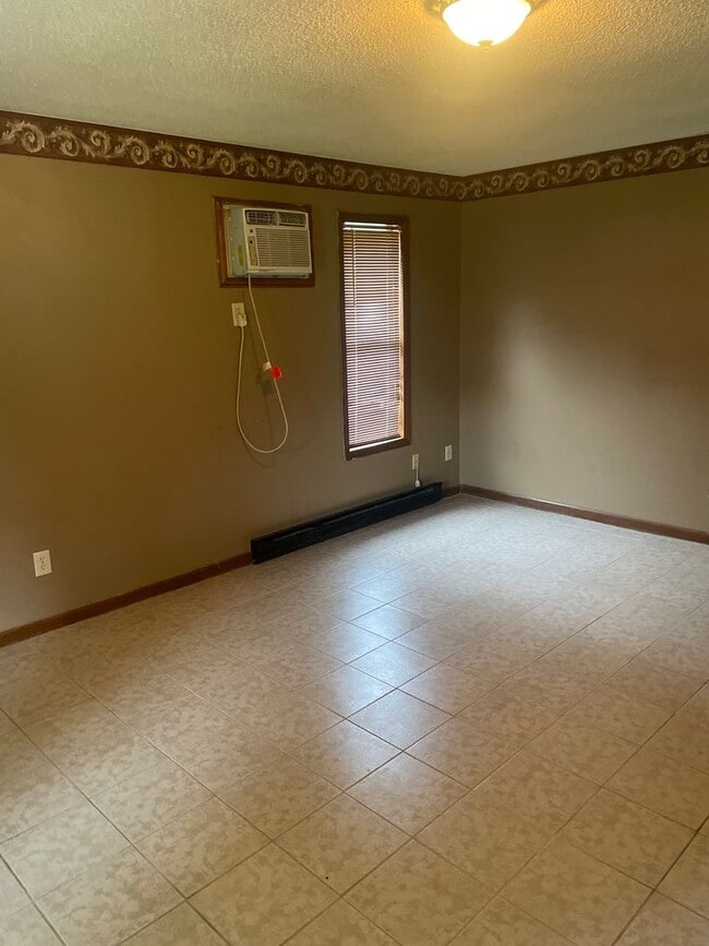 Building Photo - 1518 Longview Dr