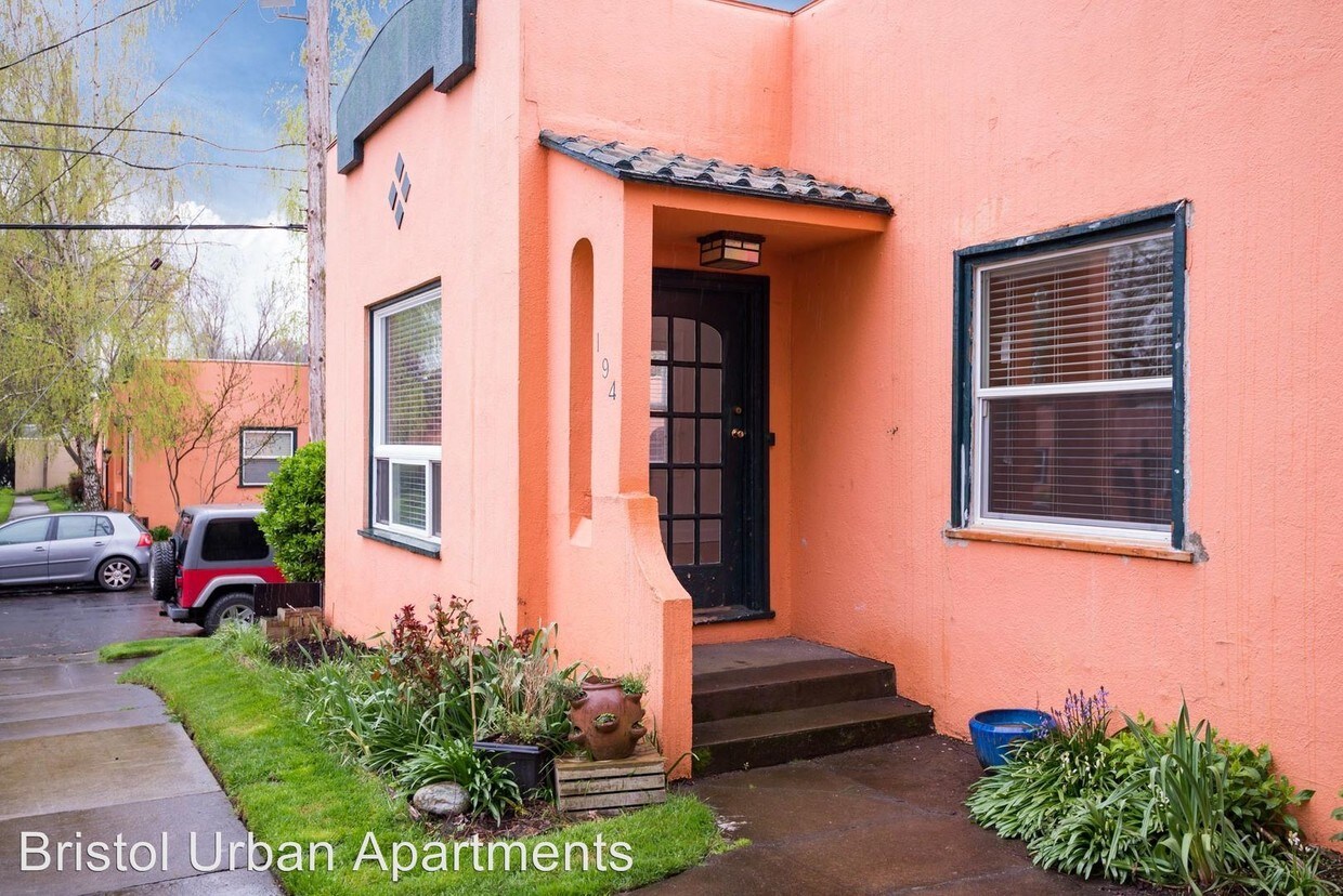 Foto principal - 2322 Northeast Pacific Street