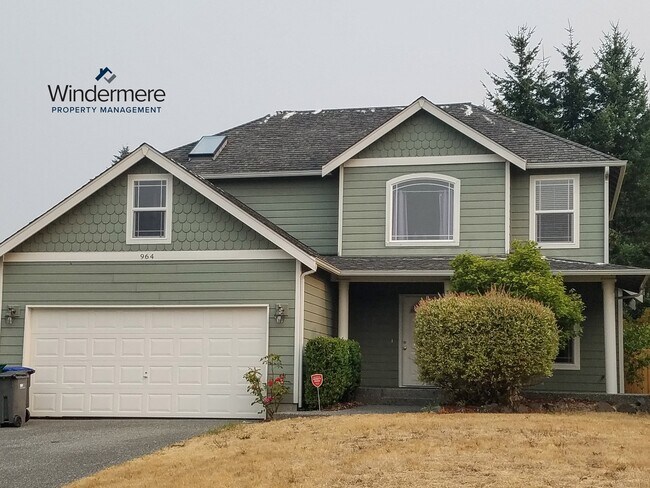 3-Bedroom Home with Fenced Yard - 3-Bedroom Home with Fenced Yard