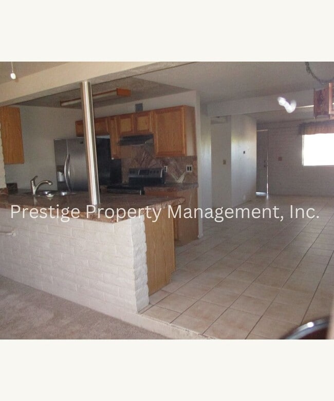 Building Photo - Check Out This 3/2 South-East Side Charmer!