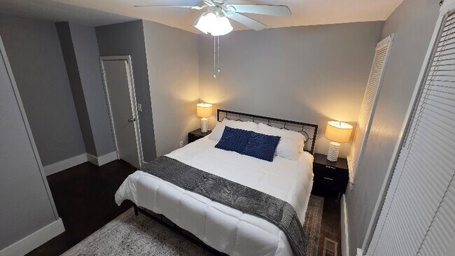 Foto del edificio - 1955 W 58th St