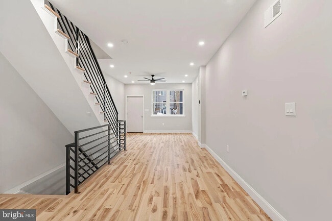 Building Photo - 1256 N Myrtlewood St