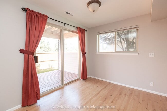 Foto del edificio - Beautiful Townhome with new paint, carpet ...